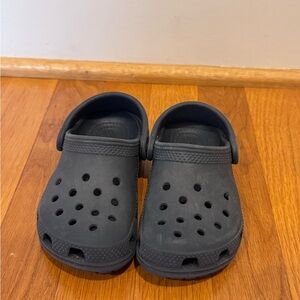 CROCS Toddler Size 9 Navy Clogs